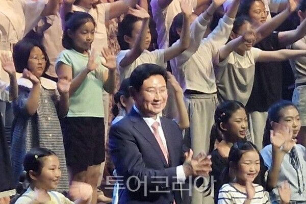 이상일 용인시장이 취임식 공연에 어린이와 함께 즐거워하고 있다/투어코리아뉴스 정명달 기자 사진=정명달 기자