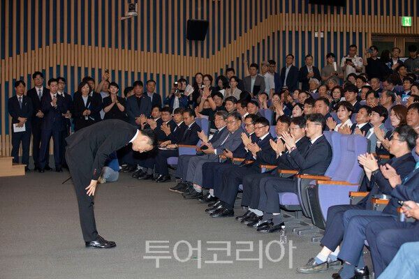 취임을 축하하러 와준 시민들에게 고개 숙여 인사하는 김상욱 울산시장(민선 9기)./사진-투어코리아 김교환 기자