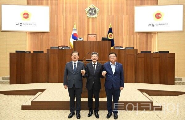 ▲세종시의회는 1일 제107회 임시회 제1차 본회의를 열고 무기명 투표를 통해 제5대 전반기 의장단을 선출했다(왼쪽부터 유인호 제1부의장, 안신일 시의장, 김학서 제2부의장). /사진-세종시의회