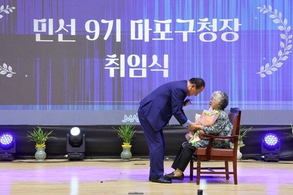 유동균 마포구청장 모친에게 꽃다발 전달 모습(사진제공=마포구청)
