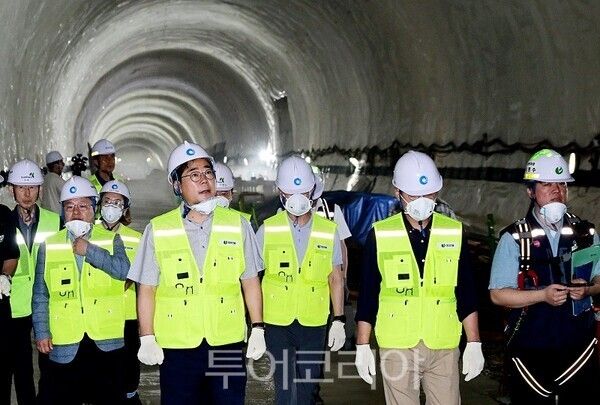 박찬대 인천광역시장이 10일 서울7호선 청라 연장선 3공구 현장을 점검하고 있다.