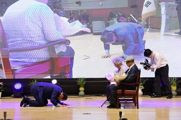 유동균 마포구청장 중학교 은사에게 꽃다발 전달 모습(사진제공=마포구청)