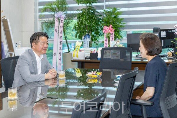 인천 검단구의회 김남원 의장이 9일 계양구의회를 방문해 문미혜 계양구의회 의장에게 취임을 축하하고, 양 지역의 공동 발전을 위한 의회 간 협력 방안을 논의했다.