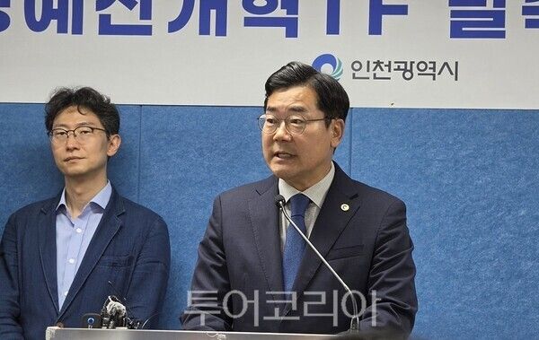 박찬대 인천시장이 10일 오전 인천시청 브리핑룸에서 기자회견을 열고 '인천e음 캐시백 햔황 및 재정개혁추진단 가동현황'에 대한 설명을 하고 있다.