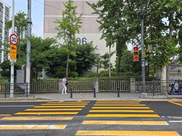 용인 죽전초 보행신호등 녹색 잔여시간 표시/투어코리아뉴스 정명달 기자