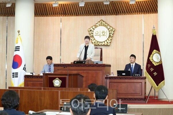 제10대 전반기 고양특례시의장에 선출된 김미수 의장이 임시회를 전행하고 있다/투어코리아뉴스 김경남 기자