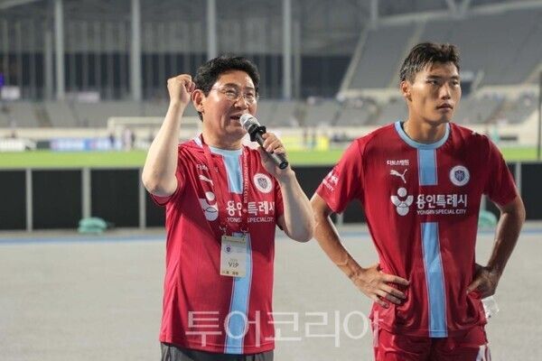 이상일 시장이 서포터즈와 시민에게 인사를 하고 있다/투어코리아뉴스 정명달 기자