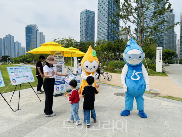 지난 6월 6일 송도센트럴파크 잔디광장에서 열린 '송도자원순환센터(SRF) 적법처리 환경캠페인'에서 시민들이 올바른 분리배출 방법과 자원순환의 중요성에 대한 설명을 듣고 설문조사에 참여하고 있다.