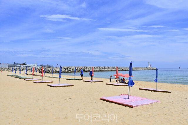 올해 처음으로 해수욕장으로 지정돼&nbsp; 피석객 맞이 끝마친 청호해변/사진=속초시