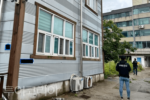 ▲청양군 읍내3·4리 도시재생사업 청춘어울림센터 예정부지에서 취재진이 지난 8일 지장물조서상 건물 등재 필지와 사업 대상지를 확인하고 있다. /사진-청양군 프레스협회
