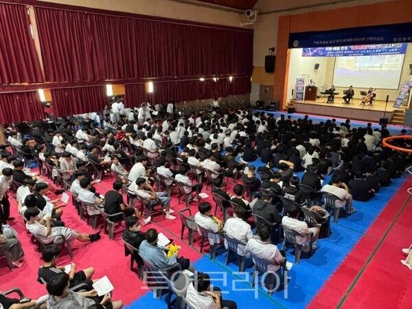 경상북도영천교육지원청(교육장 신봉자)은 지난 10일 영천문화예술생태체험센터(옛 화산중학교)와 영천중학교 강당에서 「꿈배달 진로 콘서트」를 개최했다.