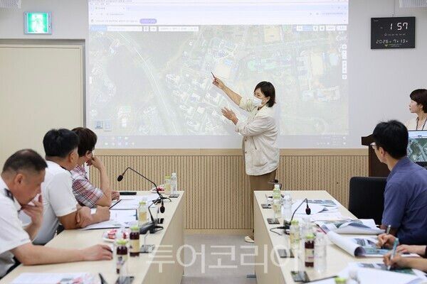 인천 영종구와 영종경찰서가 ‘새로운 영종’ 시대를 맞이해 교통 환경을 개선하고 중대 사고에 대비하고자 ‘영종지역 교통안전 협의체’를 출범하고 교통 개선 방안을 논의하고 있다.