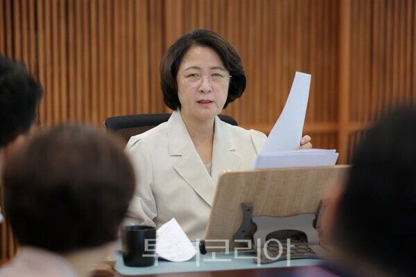 추미애 지사가 제2차 반도체 초격차 전략회의를 주재하고 있다/투어코리아뉴스 정명달 기자