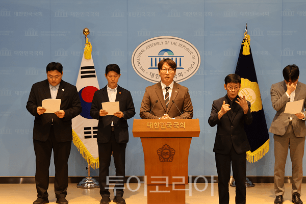 모경종 더불어민주당 전국청년위원회 위원장과 전국 시·도당 청년위원장들이 14일 국회 소통관에서 청년최고위원제 부결을 강하게 비판하는 기자회견을 진행하고 있다.