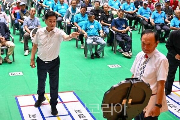 한궁대회장에서 다트 체험하는 전진선 군수/투어코리아뉴스 김경남 기자