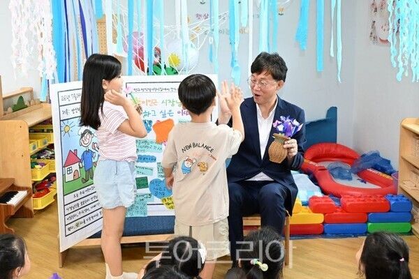 이민근 안산시장이 직장어린이집 아이들과 즐거운 시간을 보내고 있다/투어코리아뉴스 정명달 기자
