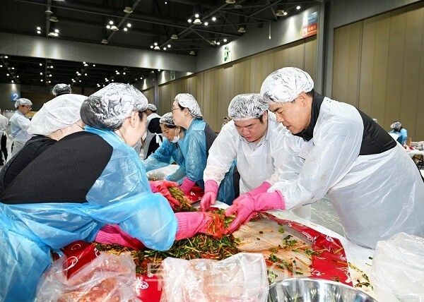 킨텍스 1전시장에서 15일 진행한 이번 행사는 킨텍스 임직원을 비롯해 자회사인 킨텍스 플러스와 일반 시민 자원 봉사자들이 김장김치를 담그고 있다.