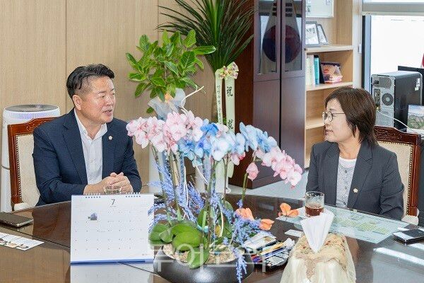 인천 검단구의회 김남원 의장이 15일 영종구의회를 방문해 최미자 의장의 취임을 축하하고, 양 의회 간 협력과 상생 발전 방안을 논의하고 있다.