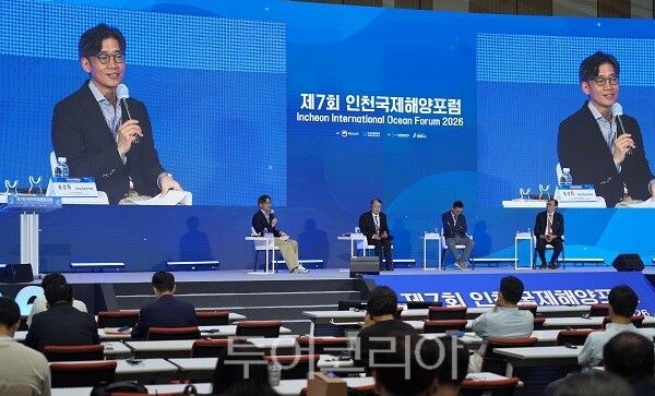 인천대학교와 인천대 앵커(RISE)사업단이 15일 인천 송도에서 개최된 ‘제7회 인천국제해양포럼’에서 ‘AI 시대, 해양의 미래’를 대주제로 포럼을 개최하고 있다.