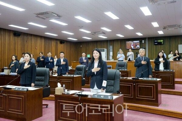 국민의례하는 여주시의원/투어코리아뉴스 정명달 기자