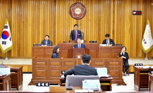 임영민 군의원 15일 열린 제296회 영광군의회 임시회 제2차 본회의에서 5분 자유발언을 통해 잦은 도로 공사로 인한 불편 해소를 제안하고 있다.사진=영광군의회