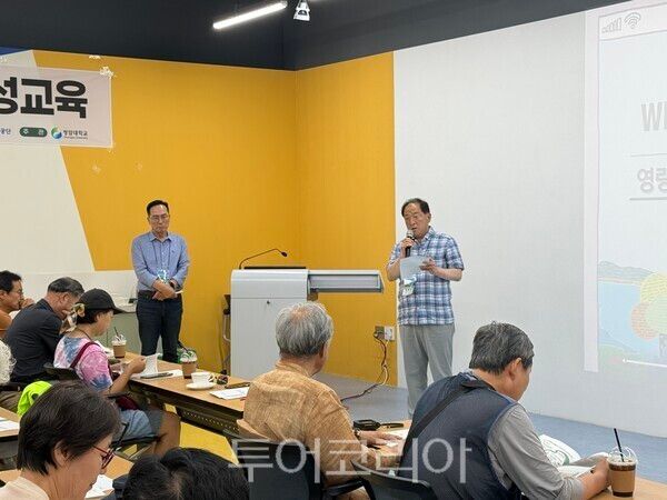 이병선 속초시장이 관계부서 공무원 ,&nbsp;민간·환경단체와 영랑홍 친환광 관광단지 개발을 위해 순천만을 답사한 뒤 다양한 의견 수렴을 위한 간담회를 갖고 있다./사진 속초시
