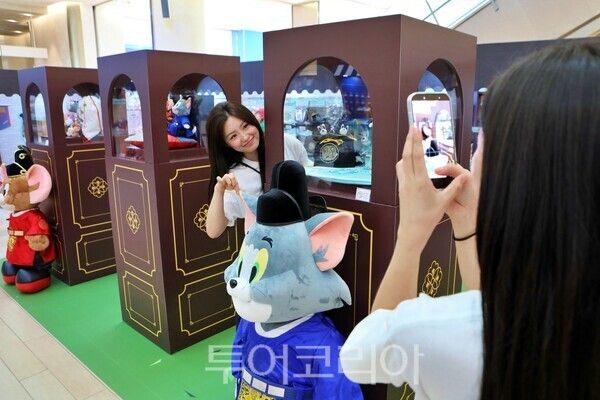 서울시 송파구 신천동에 위치한 잠실 롯데월드몰 1층 아트리움 광장에서 진행 중인 '톰과 제리 한옥대소동' 팝업스토어를 구경 중인 모델