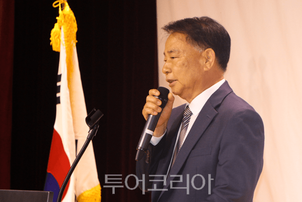 인천 검단구가 2일 오후 검단복지회관에서 개최한 김진규 초대 검단구청장 취임식에서 전원기 인수위원장이 축사를 하고 있다.&nbsp;2026.07.02. / 투어코리아뉴스 이창호 기자 &nbsp;