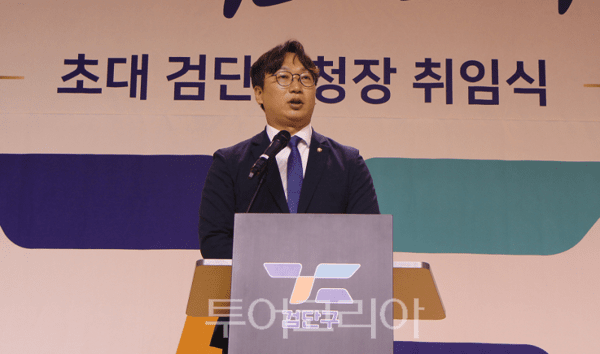 인천 검단구가 2일 오후 검단복지회관에서 개최한 김진규 초대 검단구청장 취임식에서 모경종 국회의원이 축사를 하고 있다.&nbsp;2026.07.02. / 투어코리아뉴스 이창호 기자 &nbsp;