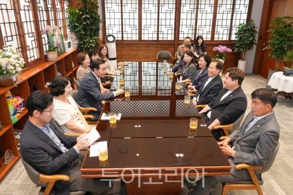 서과석 포천시의장과 의원들이 포천시를 방문했다/투어코리아뉴스 정명달 기자