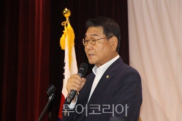 인천 검단구가 2일 오후 검단복지회관에서 개최한 김진규 초대 검단구청장 취임식에서 김교흥 국회의원이 축사를 하고 있다.&nbsp;2026.07.02. / 투어코리아뉴스 이창호 기자 &nbsp;
