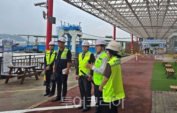 이경규 인천항만공사 사장이 연안여객터미널을 찾아 안전관리 실태를 점검하고 있다/투어코리아뉴스 김경남 기자