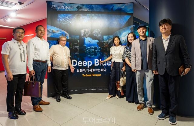 필리핀 관광부와 티모넷이 몰입형 미디어아트 전시 '딥 블루, 다시 흐르는 바다(DEEP BLUE, The Ocean Flow Again)'를&nbsp; 서울 광진구 워커힐 호텔앤리조트 내 빛의 시어터에서 개최, 필리핀 바다의 매력을 알린다./사진-필리핀관광부