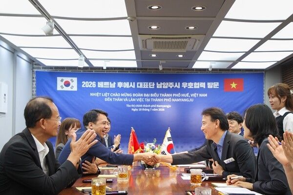 ▲&nbsp;최현덕 남양주시장(우측)이 쩐 흐우 투이 장 부인민위원장(좌측)과 악수하고 있다. / 남양주시 제공&nbsp;