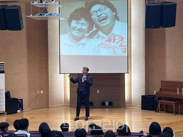 가수 이한이 양평중학교에서 공연을 하고 있다/투어코리아뉴스 김경남 기자