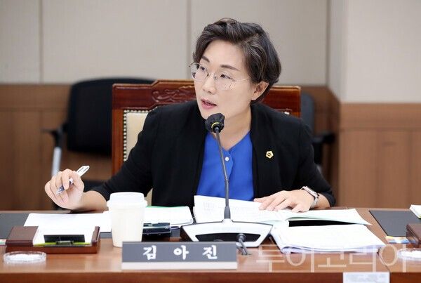 ▲질의 중인 김아진(서천1·더불어민주당) 충남도의원 모습.