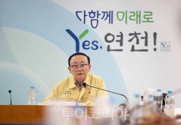 재난대응 간부회의를 주재하는 김덕현 연천군수/투어코리아뉴스 정명달 기자
