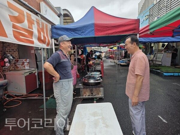 ▲김홍열(오른쪽) 청양군수가 도보로 출근하며 주민들의 애로사항을 청취하고 있다. /청양 류석만 기자