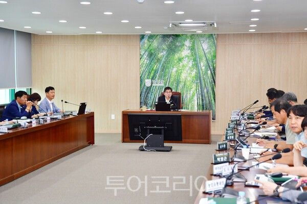20일 박종원 담양군수가&nbsp;‘2027 남도정원 비엔날레 기본계획 수립 용역 중간보고회’를 주재하고 있다/사진=담양군