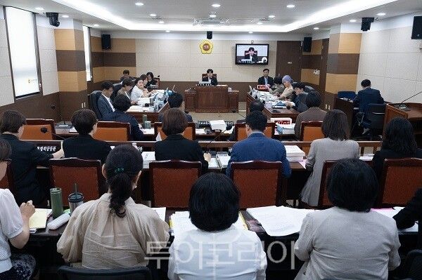 인천시의회 교육위원회가 20일 교육청 본청으로부터 2026년도 주요예산사업 추진상황보고를 청취하고 있다.