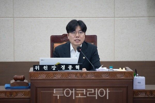 인천시의회 교육위원회 정종혁 위원장이 20일 교육청 본청으로부터 2026년도 주요예산사업 추진상황보고를 청취하고 있다.
