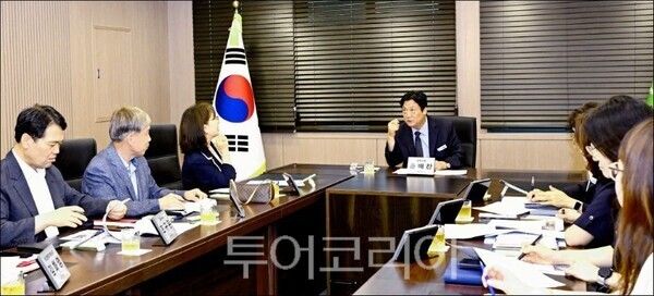 손배찬 시장이 전선아 파주교육장과 파주교육에 대해 논의하고 있다/투어코리아뉴스 김경남 기자