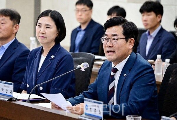 박찬대 인천광역시장이 20일 시청 영상회의실에서 열린 '민선9기 제1회 시장, 군수·구청장 정책회의'에서 군수·구청장들과 주요 안건을 논의하고 있다.