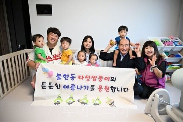 다섯쌍둥이 집 방문한 박형덕 동두천시장/투어코리아뉴스 정명달 기자