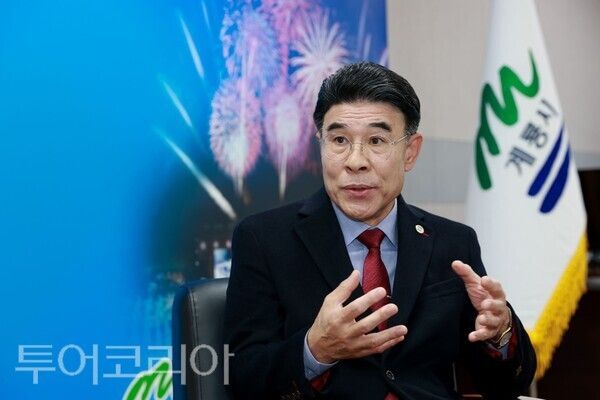 ▲이응우 계룡시장이 지난 1일 시청에서 열린 민선9기 취임식에서 '계룡의 미래 100년과 국방수도 완성'을 위한 시정 비전을 밝히고 있다. /사진-계룡시