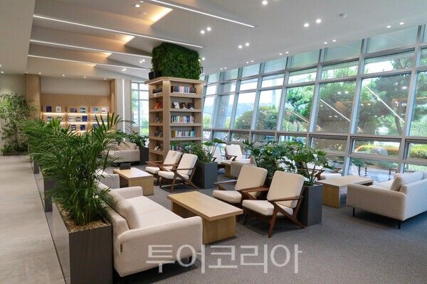 울산항만공사 1층 홍보관을 7개월간 리모델링하여 22일 개관한 '비즈니스 라운지'의 모습./사진-울산항만공사