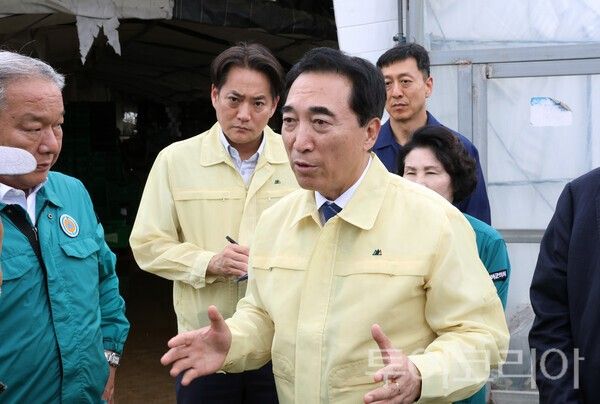 ▲박수현 충남지사가 지난 9일 공식 일정을 전면 취소하고, 기록적인 집중호우로 비 피해를 입은 부여군 현장을 직접 찾아 긴급 점검에 나서고 있다. /사진-충남도