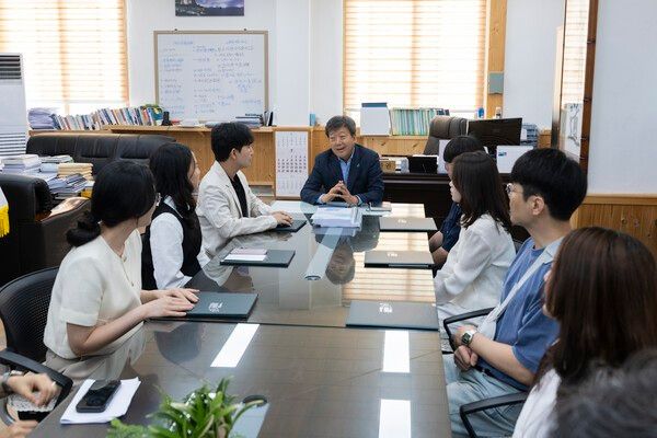 남한권 울릉군수 민원처리 우수공무원 시상 후 간담회 모습(사진제공=울릉군청)