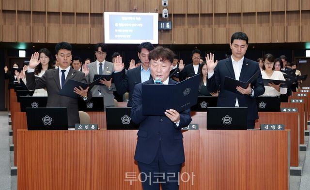 &nbsp; 청렴서약서 낭독하는 남종섭의장/사진=경기도의회