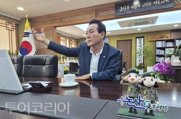 ▲백성현 논산시장이 22일 논산시청 시장실에서 논산시프레스협회와 간담회를 갖고 지역 미래 발전 전략, 딸기엑스포 추진 등 주요 시정 현안에 대해 설명하고 있다. /사진-류석만 기자